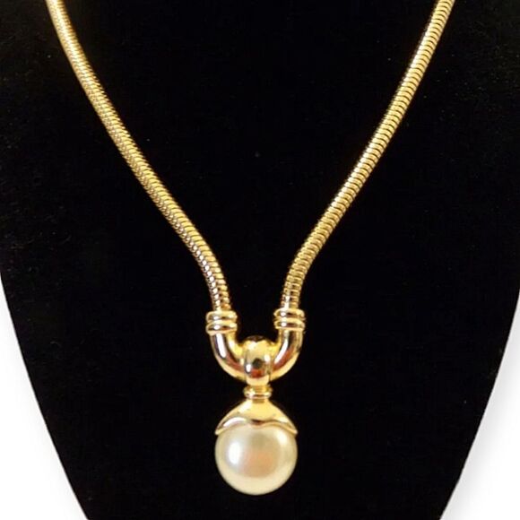 Premiere Designs Faux Pearl Pendant Necklace with Serpentine Gold Tone Chain - Picture 1 of 8